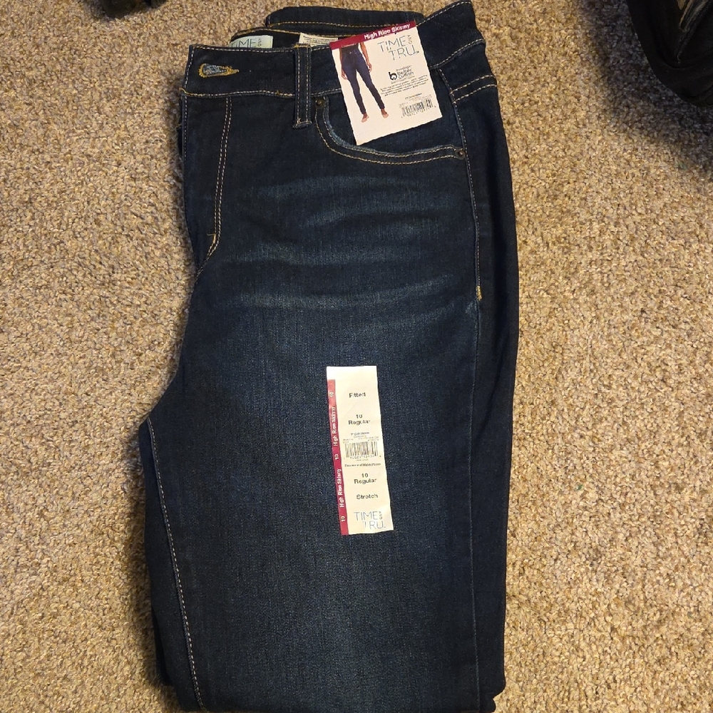 Time and Tru WoMen’s Dark Indigo Straight Jeans